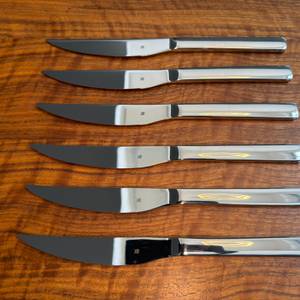 Sechs Wmf 1291716046 liegen übereinander auf einem Tisch