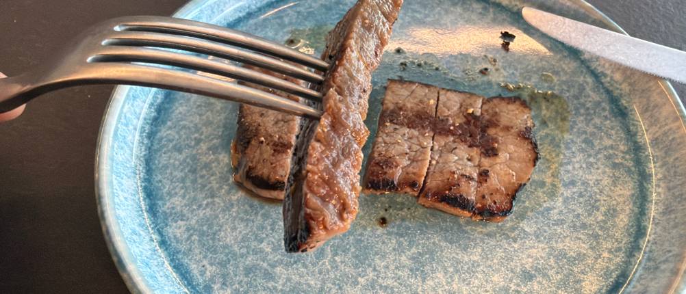 Ein Stück Steak, das mit dem Wmf 1291716046 geschnitten wurde