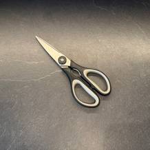 Die WMF 18.7920.6100 liegt auf einer Küchenarbeitsplatte