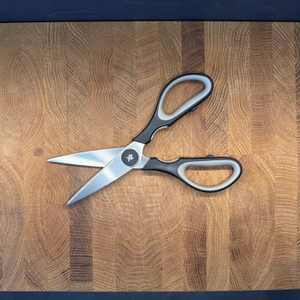 Die WMF 18.7920.6100 liegt auf einem Holzbrett