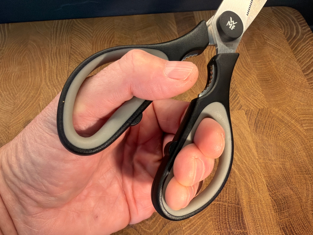 Eine Hand hält die WMF 18.7920.6100 fest