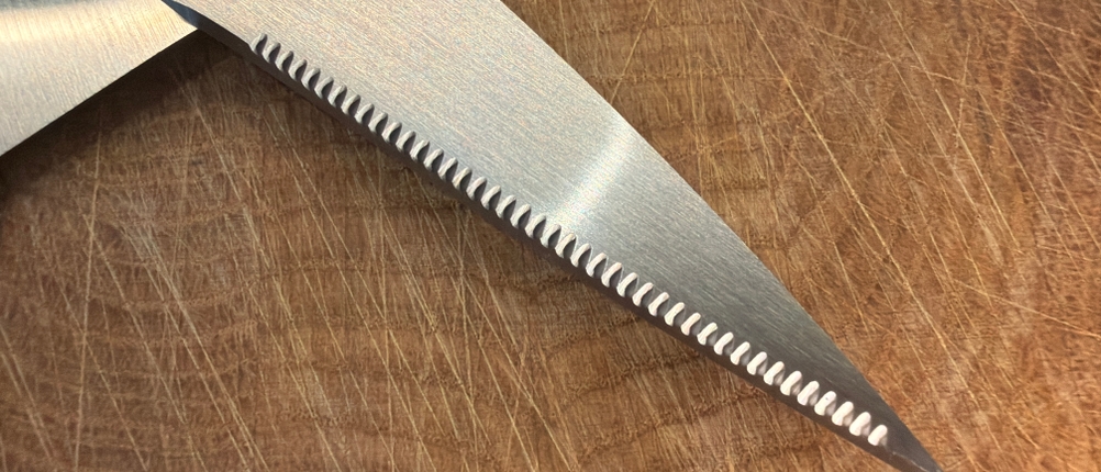 In der Klinge der WMF 18.7920.6100 befinden sich Rillen