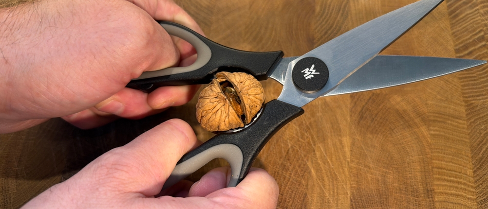 Eine Walnuss wird mit der WMF 18.7920.6100 geknackt