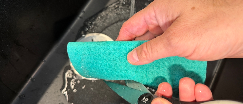 Die WMF 18.7920.6100 wird mit einem Lappen gereinigt