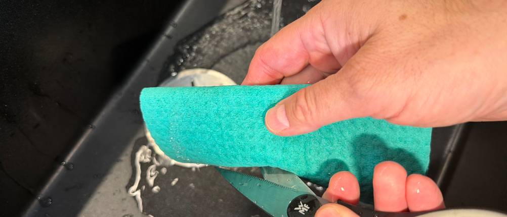 Die WMF 18.7920.6100 wird mit einem Lappen gereinigt