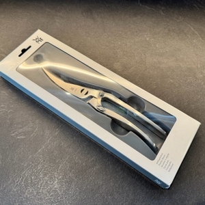 Die Verpackung der WMF-1887719990-Geflügelschere liegt auf einer Küchenarbeitsplatte