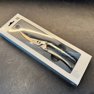 Die Verpackung der WMF-1887719990-Geflügelschere liegt auf einer Küchenarbeitsplatte
