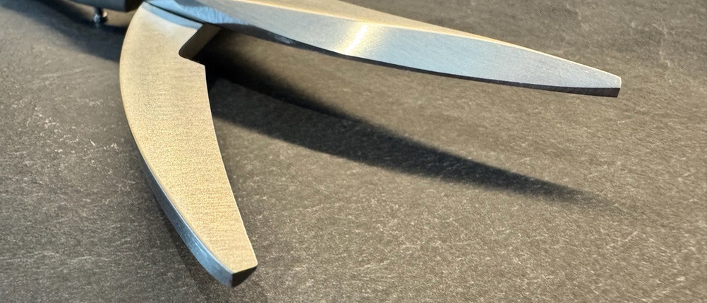 Die Spitze der WMF-1887719990-Geflügelschere in Nahaufnahme