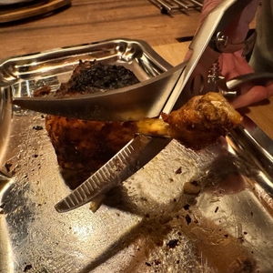 Es wird mit der WMF-1887719990-Geflügelschere durch einen Knochen geschnitten