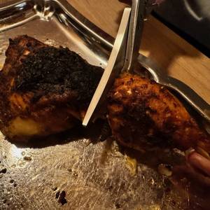 Fleisch wird mit der WMF-1887719990-Geflügelschere geschnitten