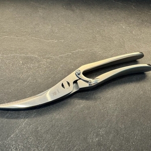 Die WMF-1887719990-Geflügelschere liegt geschlossen auf einer Arbeitsplatte