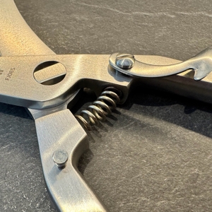 Das Gelenk an der WMF-1887719990-Geflügelschere in Nahaufnahme