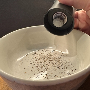 Mahlen mit der WMF 355906, in der Schale liegen bereits Pfefferkörner