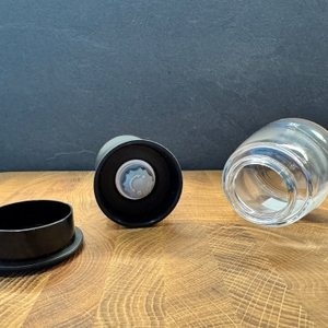 Drei Einzelteile der WMF 355906 nebeneinander auf einem Brett