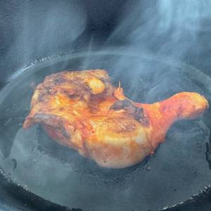 Im Behälter des WMF 571464290 liegt ein Stück Fleisch während dem Braten