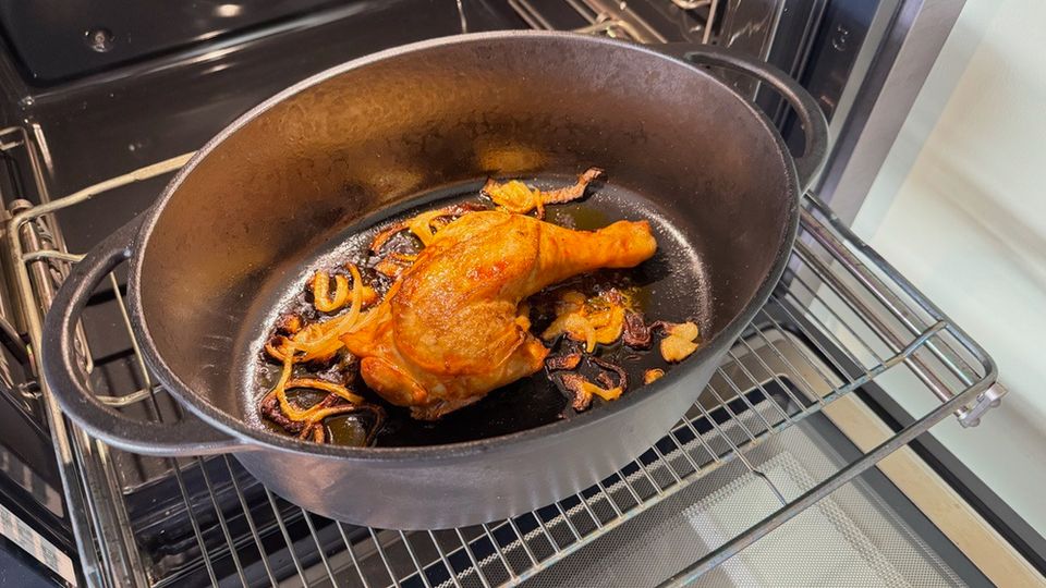 Im Behälter des WMF 571464290 liegen nach dem Braten ein Stück Fleisch und Zwiebeln