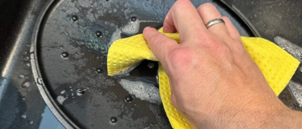 Der Deckel des WMF 571464290 wird mit einem Lappen und Wasser gereinigt