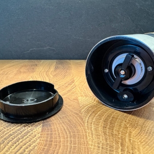 Mahlwerk und Deckel von unten bei der WMF 667374500