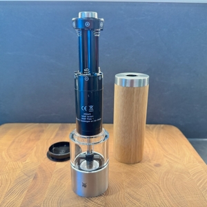 WMF 667374500 geöffnet, nach oben gezogen zum Befüllen