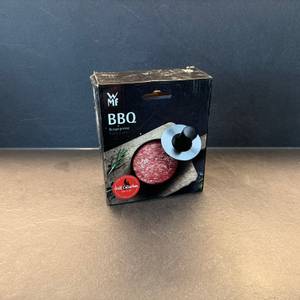 Der Karton der Wmf-BBQ-Burgerpresse 690296030 steht auf einer Küchenarbeitsplatte