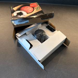 Die Wmf-BBQ-Burgerpresse 690296030 wurde aus ihrem Karton gezogen