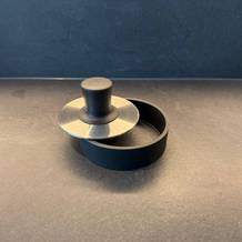 Die Wmf-BBQ-Burgerpresse 690296030 liegt auf einer Küchenarbeitsplatte