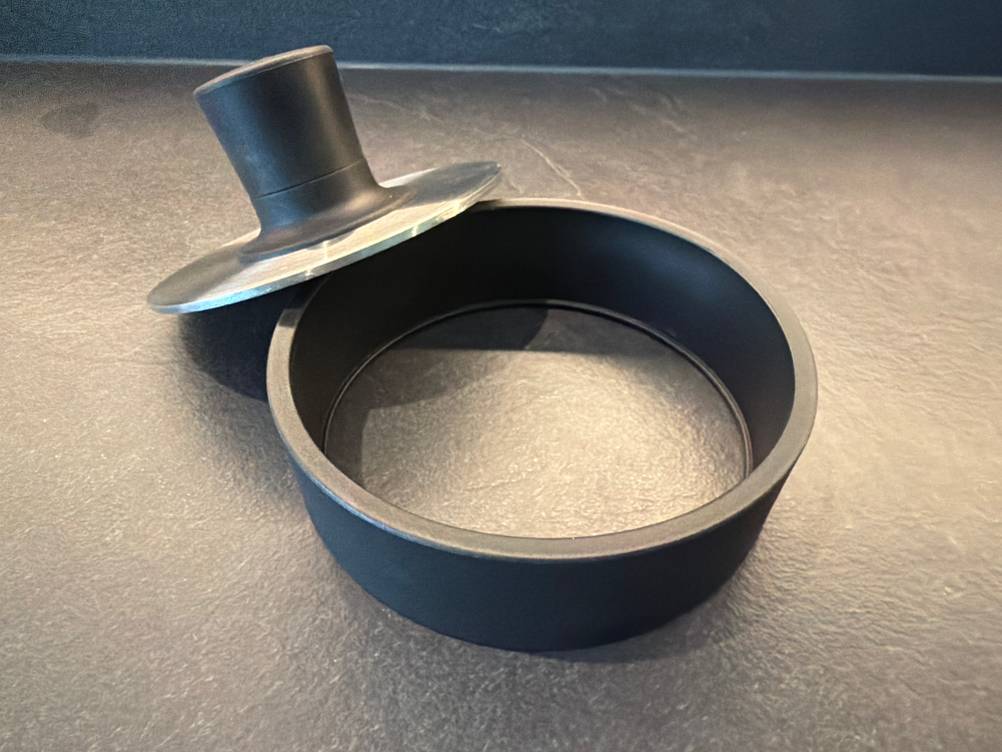 Der Formring der Wmf-BBQ-Burgerpresse 690296030 in Nahaufnahme