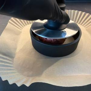 Mit der Wmf-BBQ-Burgerpresse 690296030 wird ein Burger-Patty geformt