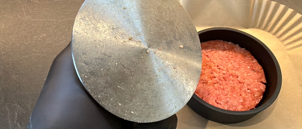 Der Pressstempel der Wmf-BBQ-Burgerpresse 690296030 nach der Benutzung