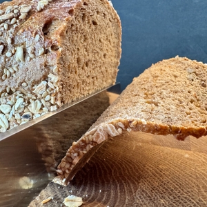 Das WMF-Brotmesser Doppelwellenschliff schneidet Brot