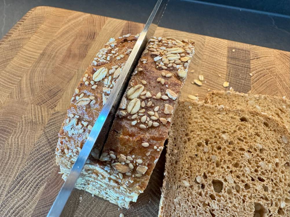 Brot schneiden mit dem WMF-Brotmesser Doppelwellenschliff