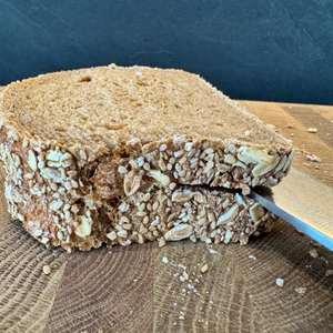 Dicke Brotkruste schneiden mit dem WMF-Brotmesser Doppelwellenschliff