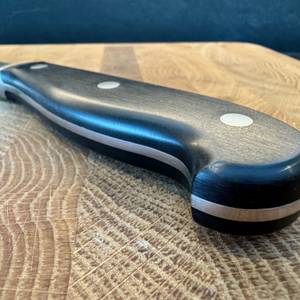 Griff des WMF-Brotmesser Doppelwellenschliff