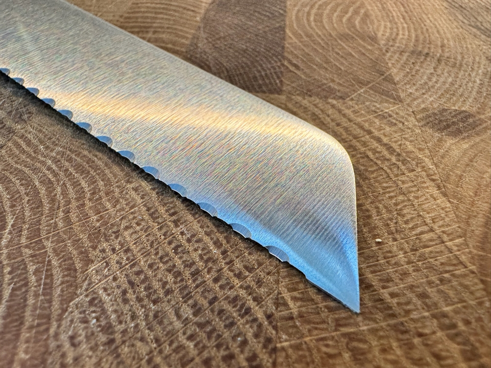 Klinge mit dem WMF-Brotmesser Doppelwellenschliff