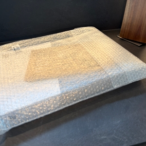 Das WMF-Brotschneidebrett ist in Folie eingewickelt