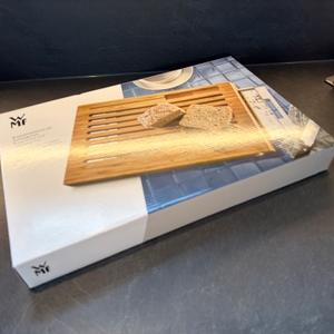 Der Karton vom WMF-Brotschneidebrett steht auf einer Arbeitsplatte