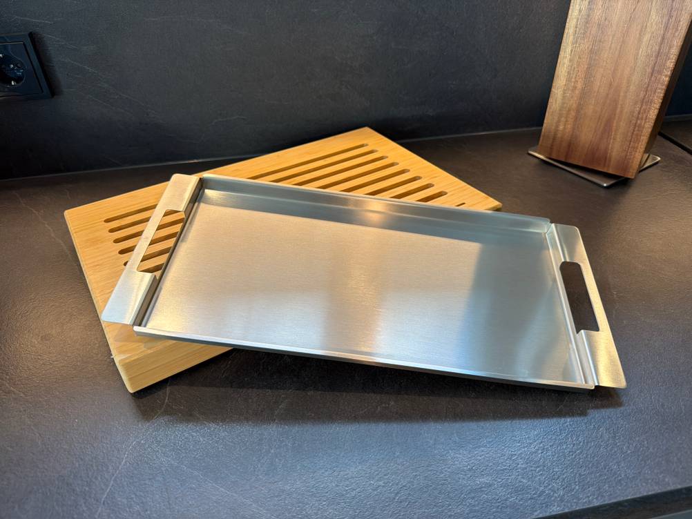 Die Schale liegt neben dem WMF-Brotschneidebrett