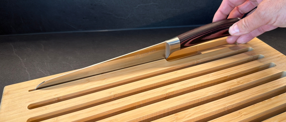 Ein Messer liegt in der Aussparung im WMF-Brotschneidebrett