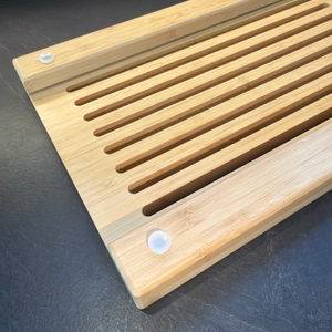 Die Unterseite vom WMF-Brotschneidebrett in Nahaufnahme