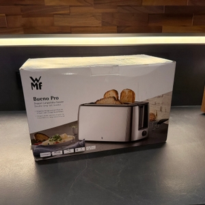 Der Karton vom WMF-Bueno-Pro-Toaster steht auf einer Küchenarbeitsplatte