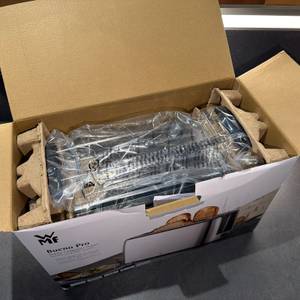 Der geöffnete Karton vom WMF-Bueno-Pro-Toaster von oben