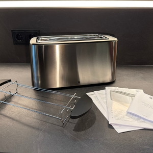 Der Lieferumfang von WMF-Bueno-Pro-Toaster steht auf einer Küchenarbeitsplatte