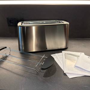 Der Lieferumfang von WMF-Bueno-Pro-Toaster steht auf einer Küchenarbeitsplatte