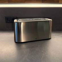 Der WMF-Bueno-Pro-Toaster steht auf einer Küchenarbeitsplatte
