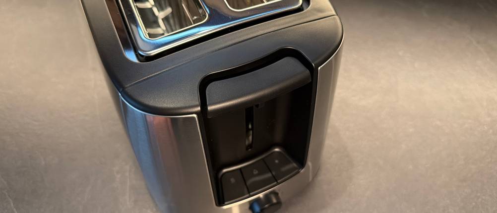Die Bedienelemente an der Seite vom WMF-Bueno-Pro-Toaster