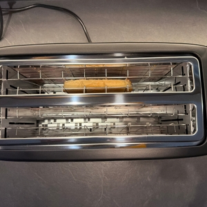 Eine Toastscheibe liegt im WMF-Bueno-Pro-Toaster