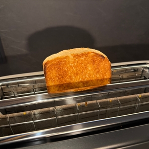 Eine fertige Toastscheibe liegt im WMF-Bueno-Pro-Toaster