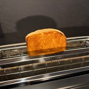 Eine fertige Toastscheibe liegt im WMF-Bueno-Pro-Toaster