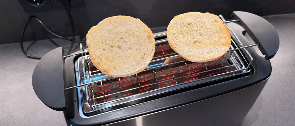 Zwei Brötchenhälften liegen auf dem WMF-Bueno-Pro-Toaster