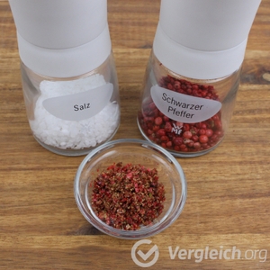 WMF-Ceramill: Salz und roter Pfeffer in Pfeffermühlen, davor eine Schale mit gemahlenem Pfeffer
